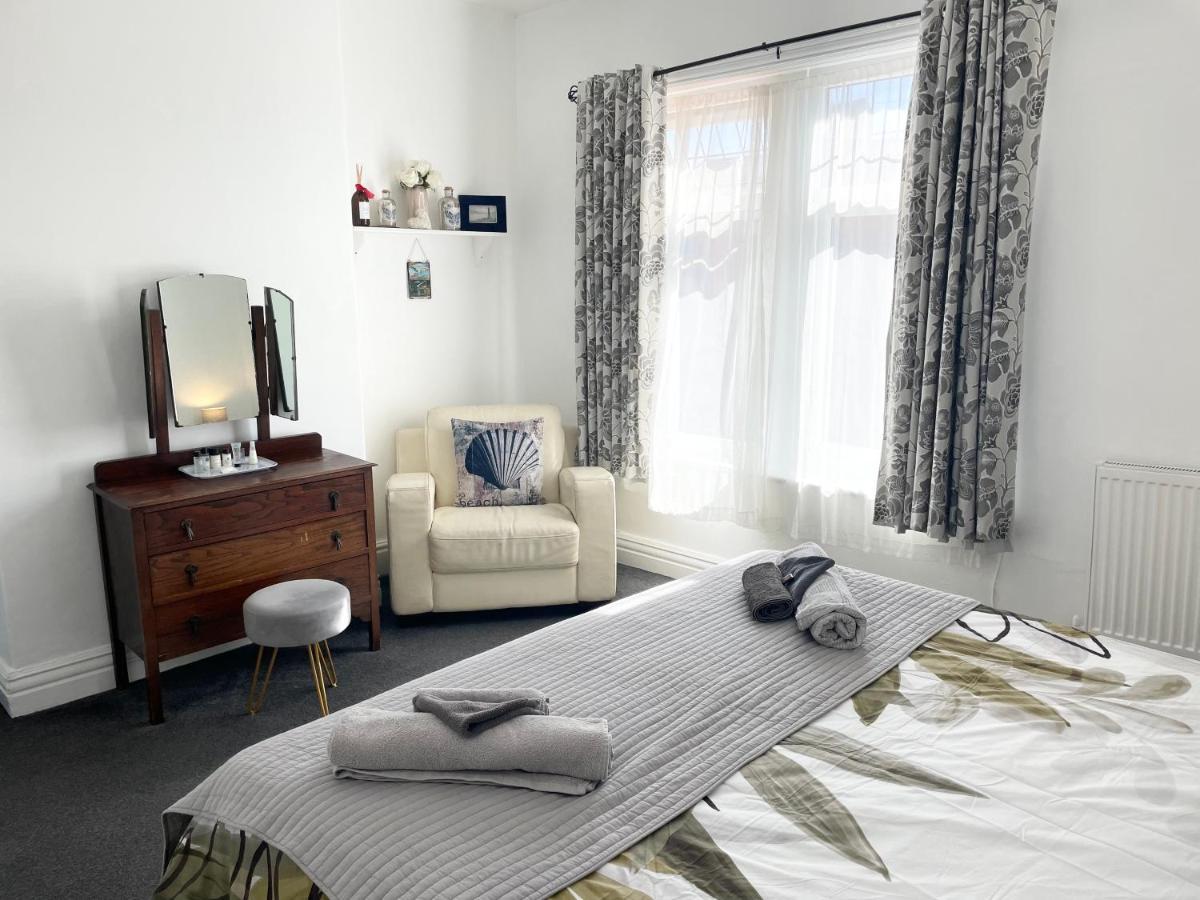 Entire Holiday Home In Blackpool With Free Parking And A Private Patio Garden Ngoại thất bức ảnh