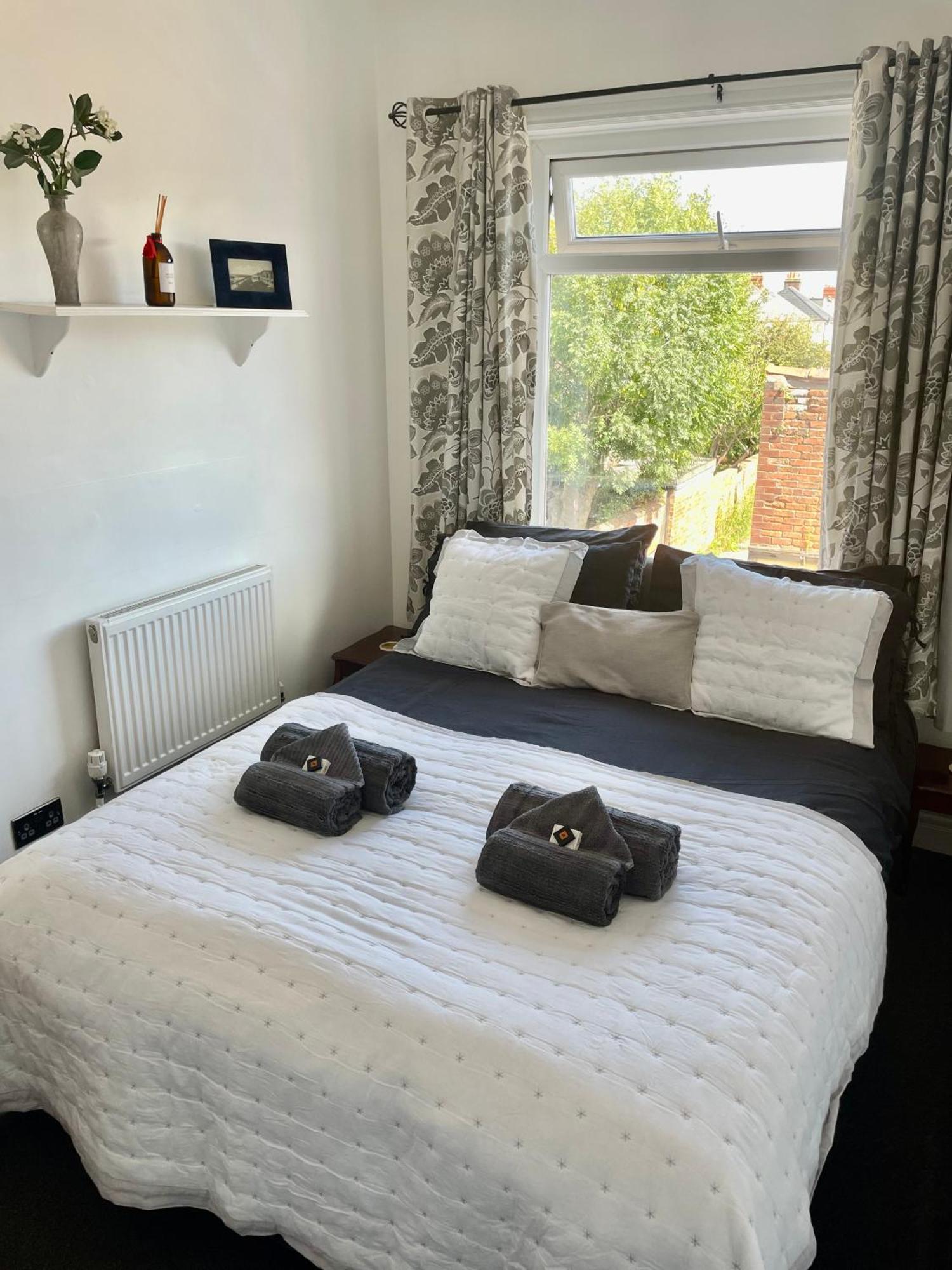 Entire Holiday Home In Blackpool With Free Parking And A Private Patio Garden Ngoại thất bức ảnh